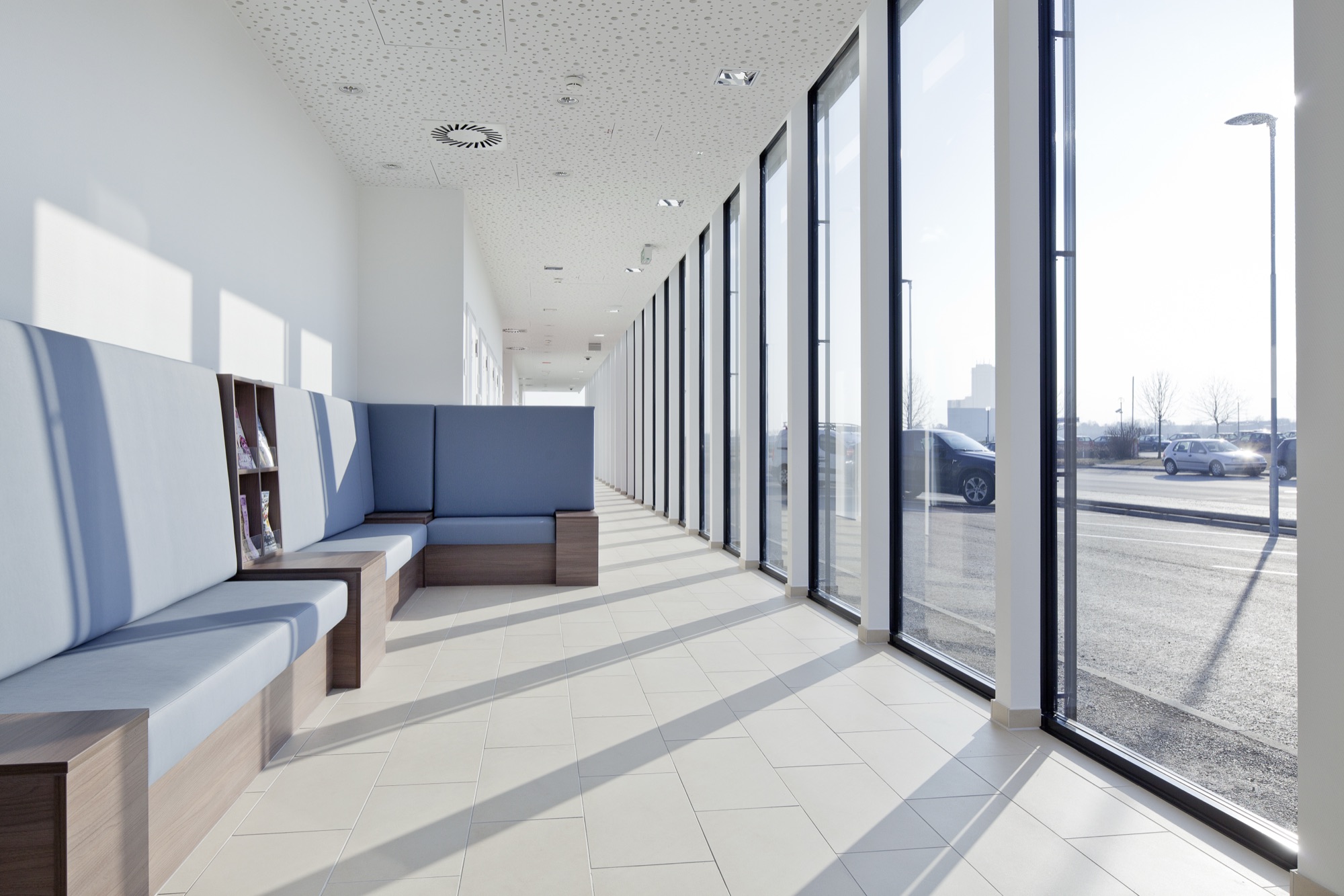 Wartebereich mit Tageslicht im CT/MRT-Institut Gänserndorf
