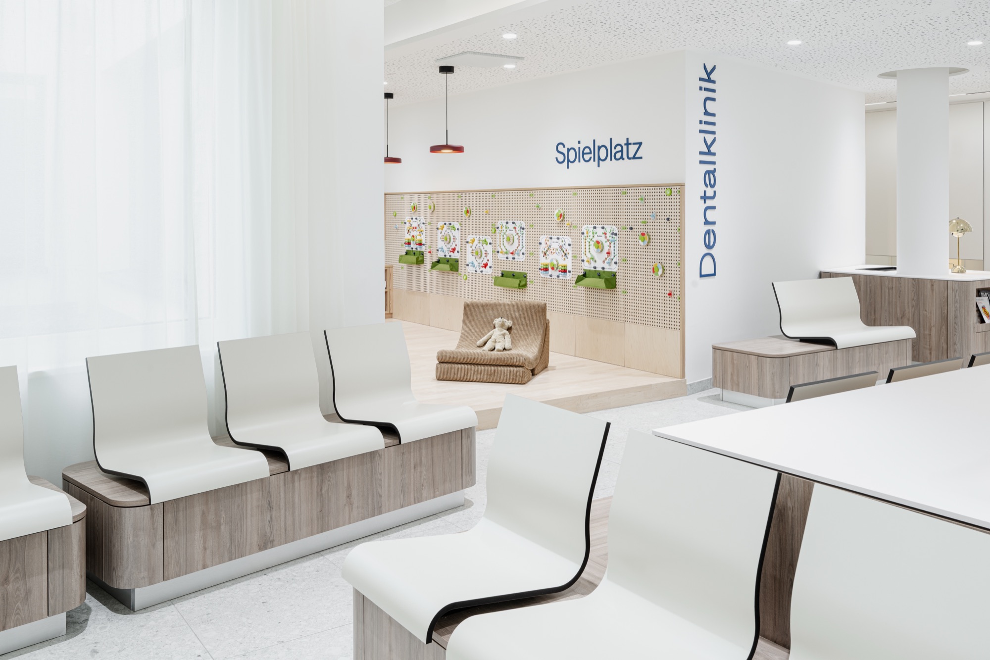 Wartebereich mit Kinderspielzone im H4O Dental Life Center