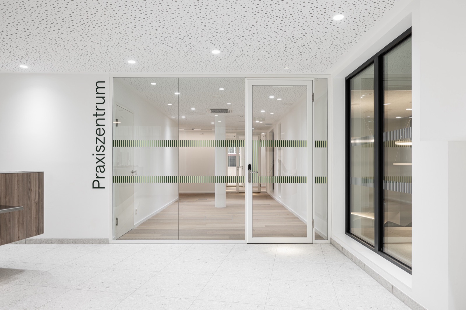 Verglaster Eingang zum Praxiszentrum des H4O Dental Life Centers