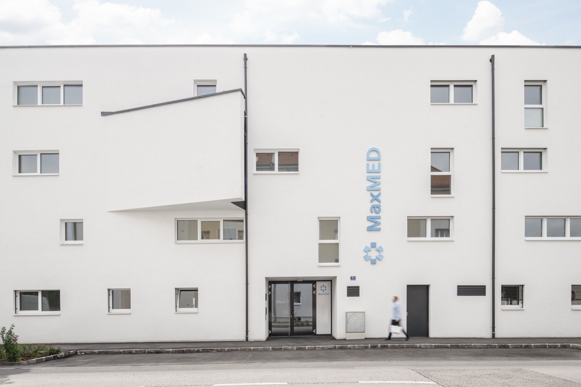 Eingang und Fassade des Gesundheitszentrums MaxMED