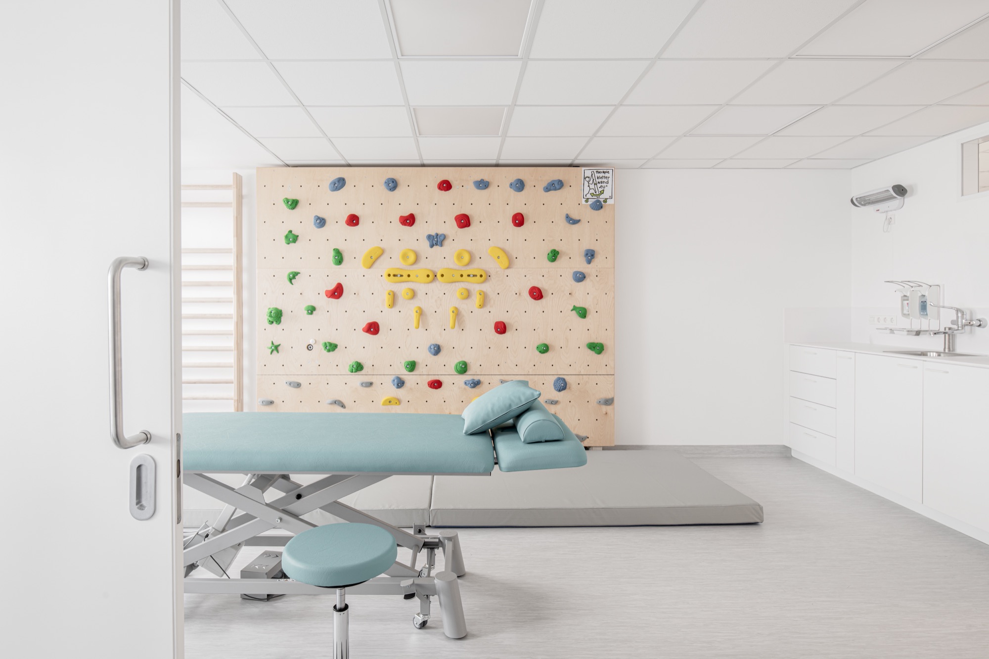 Therapieraum mit Kletterwand im Gesundheitszentrum MaxMED